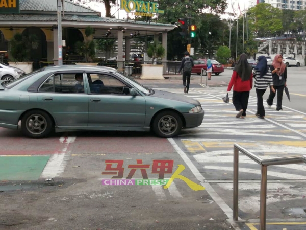 图中车辆违停在摩哆等待区，对过马路的市民或会带来安全威胁。