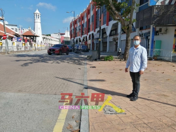刘志俍巡视禁止停泊车辆的人行道。