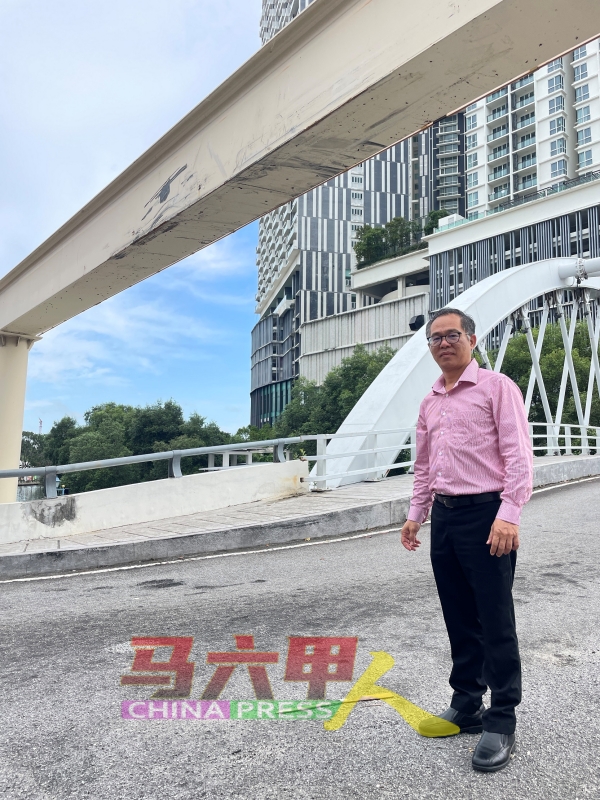 刘志俍吁请有关当局，在横跨拿督莫哈末津大桥的单轨火车道上，重新安置高度限制告示牌。