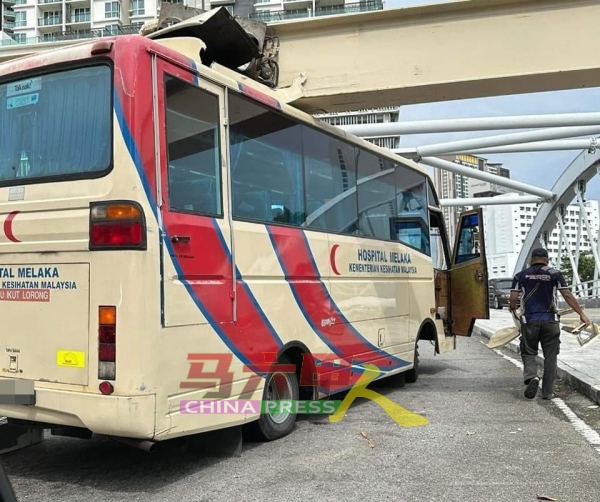 社媒广传一辆马六甲中央医院巴士“误闯”拿督莫哈末津大桥后，卡在单轨火车道下方。（图取自面子书）
