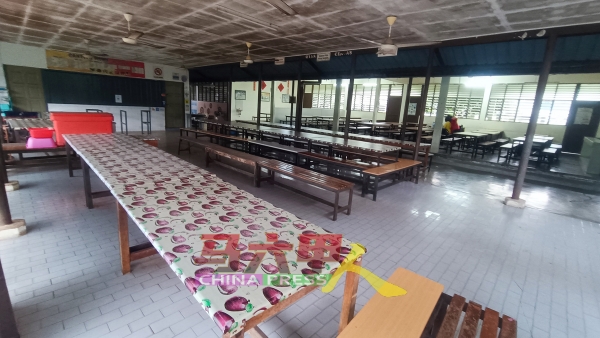 华中食堂陈旧，不够给千多名学生使用。