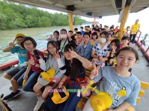 学生们体验坐船去龟咯岛。