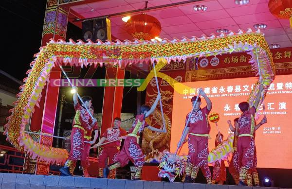 展现中华文化精髓的舞龙表演。