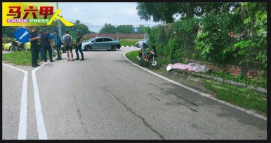 摩哆失控撞沟渠 华裔老翁当场身亡