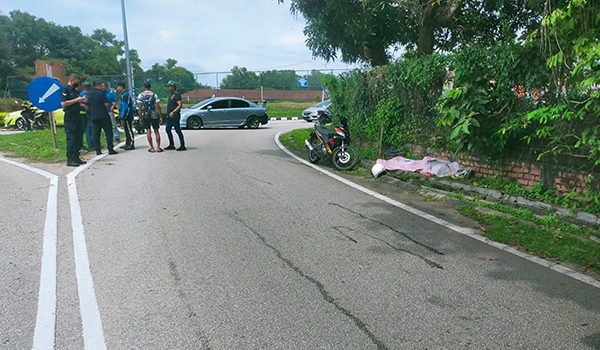 六旬华裔老翁骑摩哆失控，撞击路旁沟渠，当场身亡。