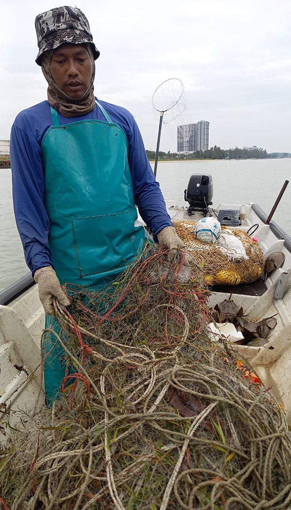 ■渔民投诉杂草、塑料、垃圾缠住渔网，收获锐减。