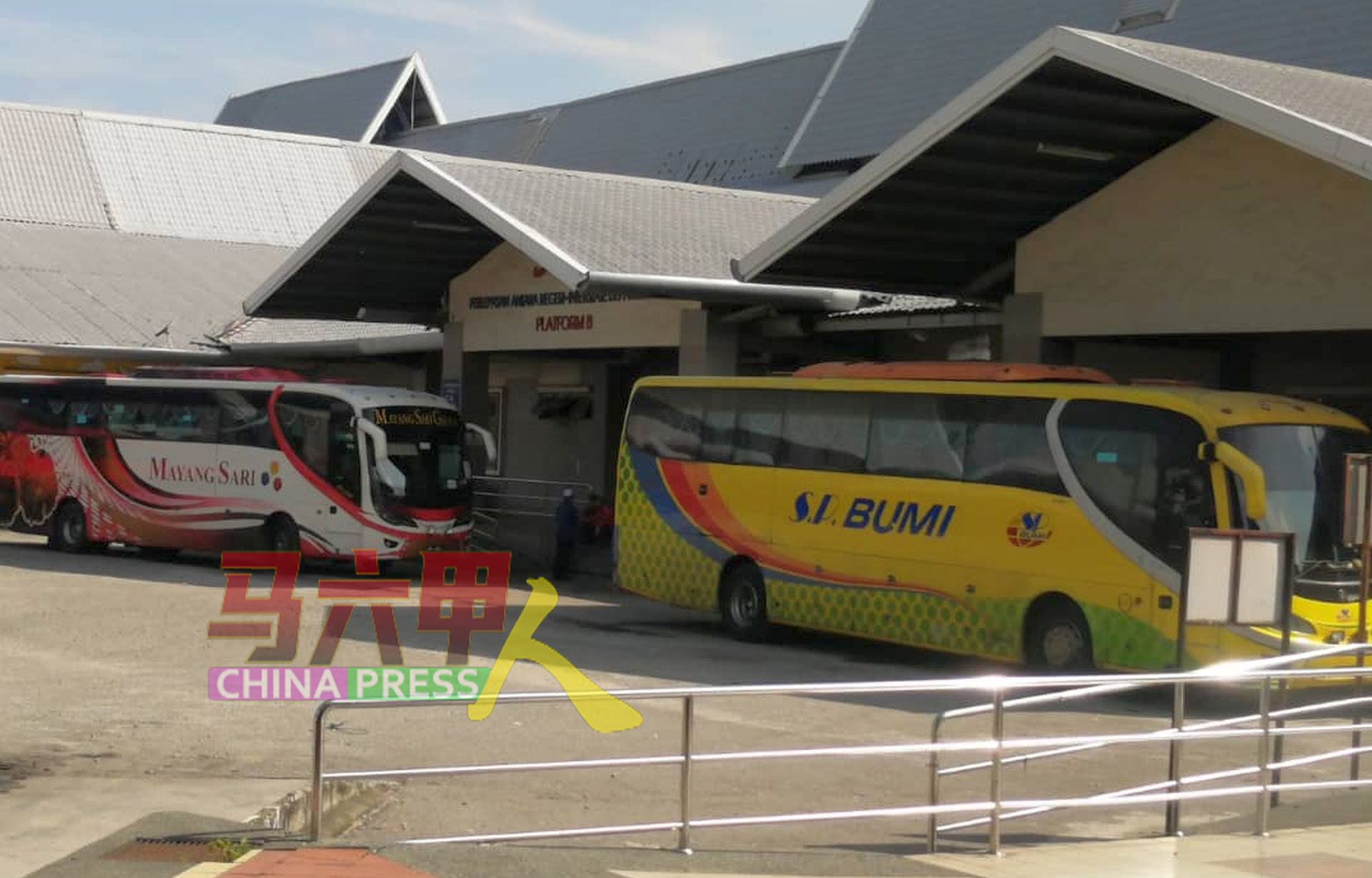 马六甲仙特拉巴士总站开出的巴士，可到全国各地包括泰国合艾与新加坡。