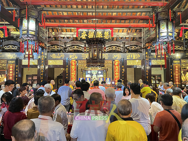 政经文教界代表及民众，齐聚青云亭，为新的一年祈福。