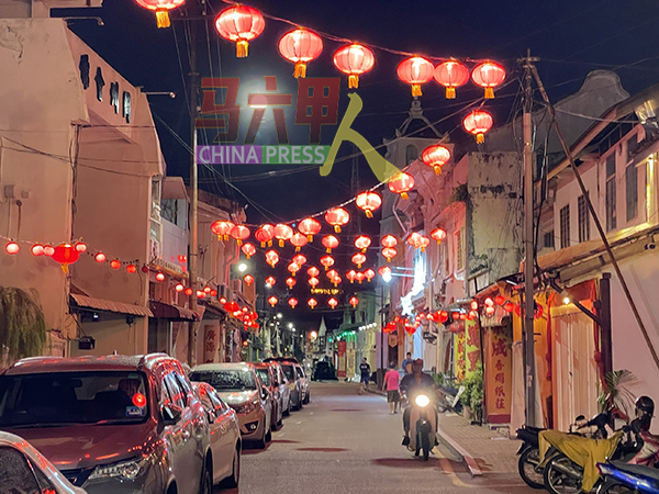 观音亭街大红灯笼于夜间亮起，令古色古香的老街弥漫着浓厚的春节气氛。