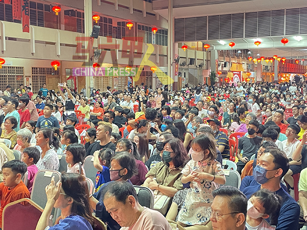 培二小学“龙腾龘龘”新春联欢晚会获得学生、家长及公众踊跃出席，使得现场高朋满座，分外热闹。