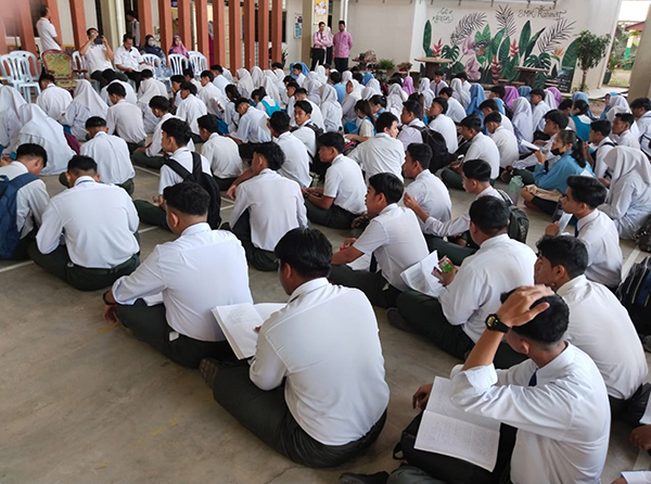 拉末国中的211名应考生，准备赴考场。