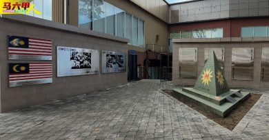 缺告示牌游客擦身过  纪念碑躲在角落处