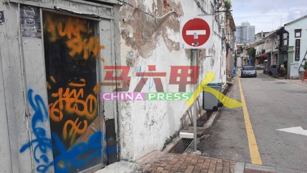 老街区的其中一道墙面，因涂鸦问题，破坏了市容的美观。