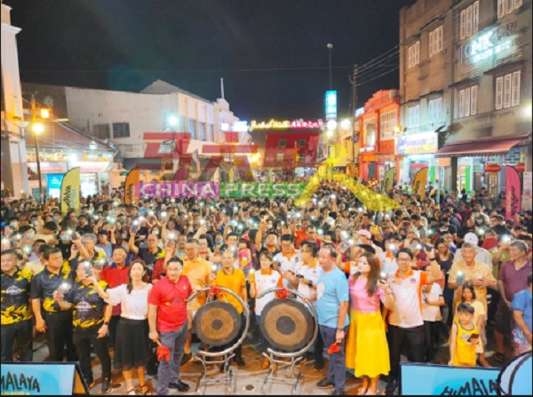 逾千民众与游客齐聚鸡场街文化坊，齐倒数2024年的到来。