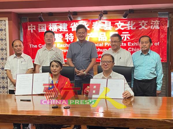 Vevio Beauty Enterprise 与永春县农文旅发展集团有限公司签署《建立峇峇娘惹文化推广合作》框架协议，由创办人邱温蒂（坐者左起）及董事长赵文彪签约。
