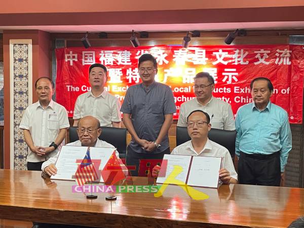 东方贸易有限公司与永春县对外贸易公司签署《进口永春特产》框架协议，由董事长拿督陈展鹏（坐者左起）与总经理梁霖程签约。