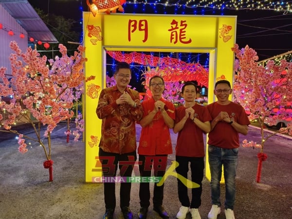 谢守钦（左起）与蔡文博、刘金雁及廖志荣在龙门前合照，并恭祝各界新年快乐。
