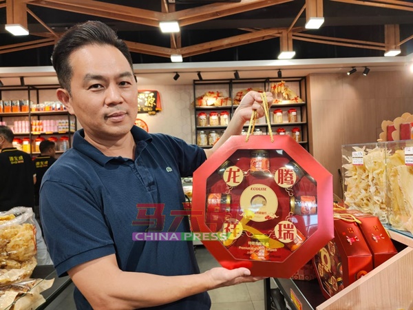 杨添毅展示其中一款包装精美的燕窝礼盒。