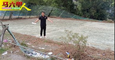 设施破烂   篱笆倒塌   杂草丛生 小型足球场犹如“弃婴”