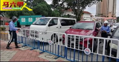 违泊 塞车 交通好乱 执法员罚单开到手软