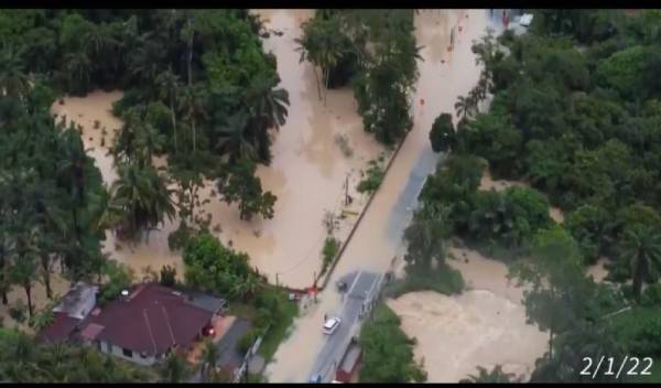 瓜拉顺卡发生水患时，路与河已让人分不清。（档案照）