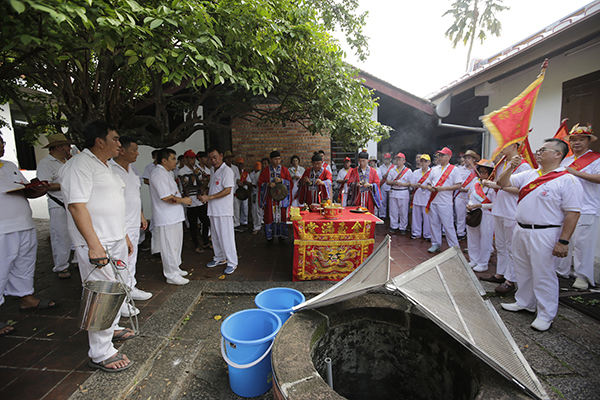 请水仪式前，该殿安排道士在宝山亭百年历史的古井进行宗教仪式。