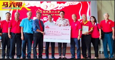 培二  筹得2288 送春暖 吴俊豪再捐款珍藏金“龙”春联
