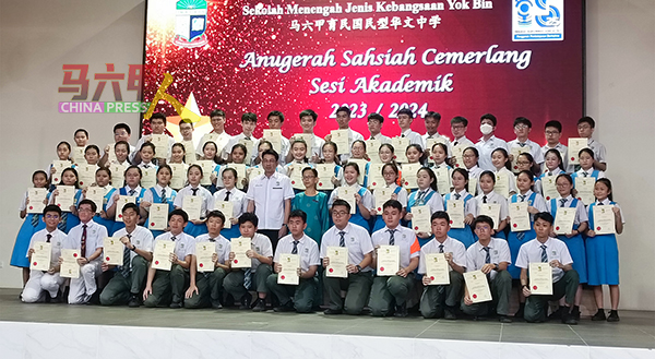 李献（站者前排左8起）在汪玉珠陪同下，颁发奖状给优秀的学生。