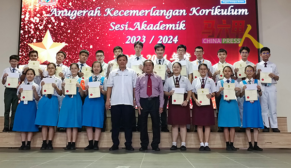 颜贞强（前排右5起）与幸立雄颁发奖状，给课外活动成绩标青的学生。