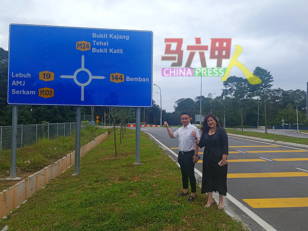 ■郑凯伦（左起）与黄绣雯，介绍南野新大道的便利交通系统。