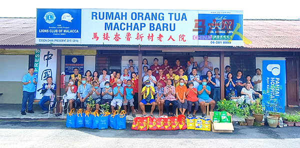 《中国报》与热心单位是今年首组到马接峇鲁新村老人院送暖的团队。