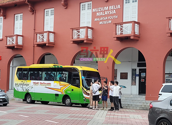 旅游巴士可以驶入红屋区下客，游客不需步行一段路程，就可直接到红屋区观光。