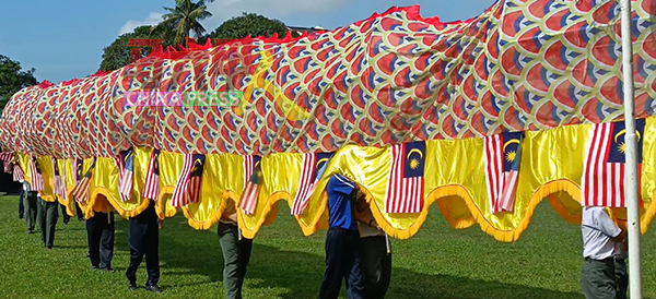 左右两边龙身各贴上马来西亚和中国国旗，象征马中友好关系。