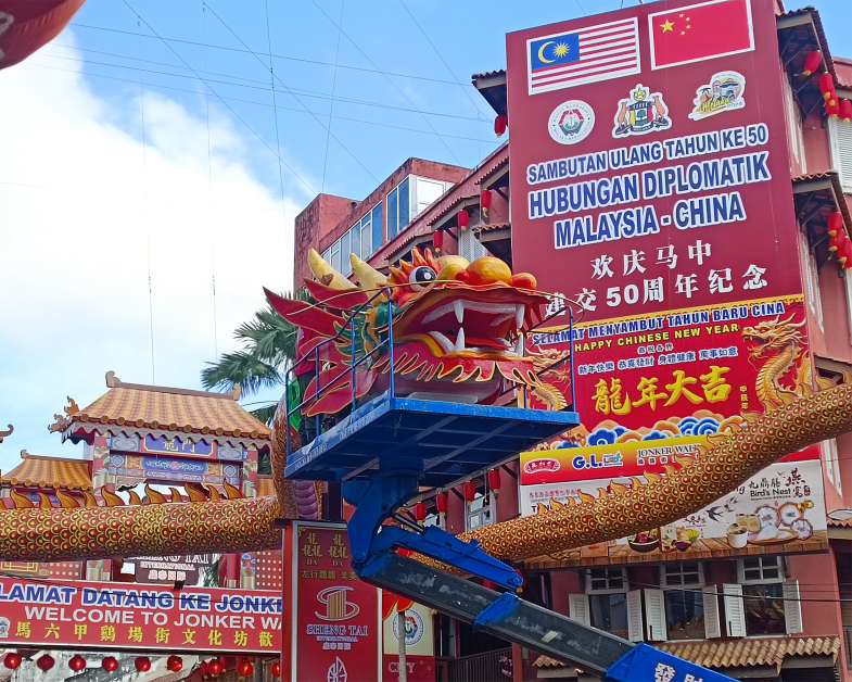 盛泰国际集团多年赞助制作鸡场街新春年景嘉年华会的巨型值年生肖吉祥物，进而充实了当地作为文化旅游地标的节庆年味。