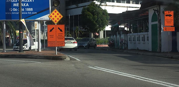 万达卡峇路口疑提早挂上改道指示牌，以致不知情车辆逆向驶往曾昆清路方向时，发生两车险迎面撞上的惊险画面。（图取自网络）
