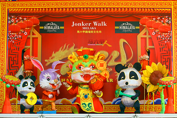 “龙王”秦淮花灯已摆设在鸡场街舞台，欢迎大家前来拍照打卡。