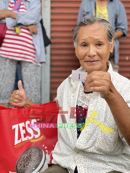 爱丽丝周六（13日）凌晨4时许，已抵达《中国报》甲州办事处，为首位以报头换取Zess产品礼袋的民众。