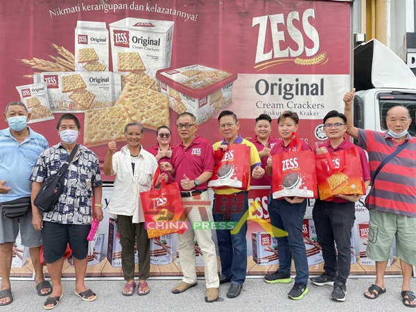 吴煒江（前排右5）在林钦为（前排右4）陪同下，移交Zess产品礼袋给首3名到场的人士。