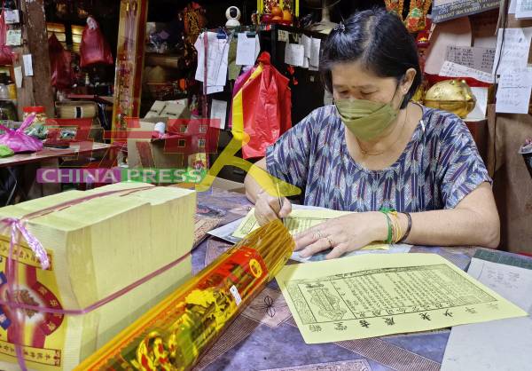 李凤琼：目前顾客上门所买的神料用品，主要是送神、换红的用途。