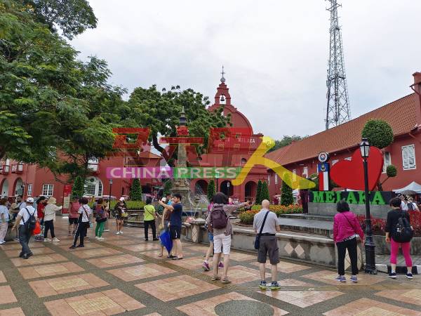 红屋是著名旅游景点，几乎是游客来马六甲的必访地点，每天都可以看到许多游客在红屋打卡。