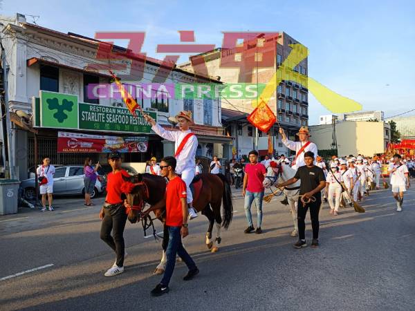 庆典游行的领航者骑马带领着王舡绕市。