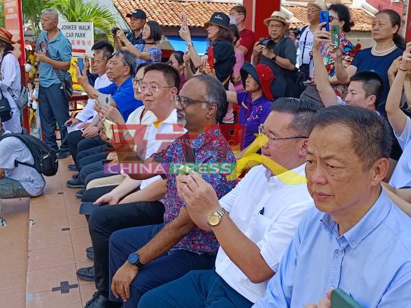 嘉宾在鸡场街舞台迎接送王舡队伍；右2是颜天禄。