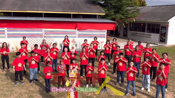 冯鹿巴登华小全体师生穿上由村民赞助的红衣服，向大家贺年。