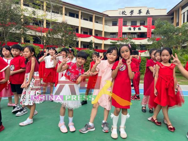 鼎华小学学生穿上中国风的衣服，拍摄贺岁MV。
