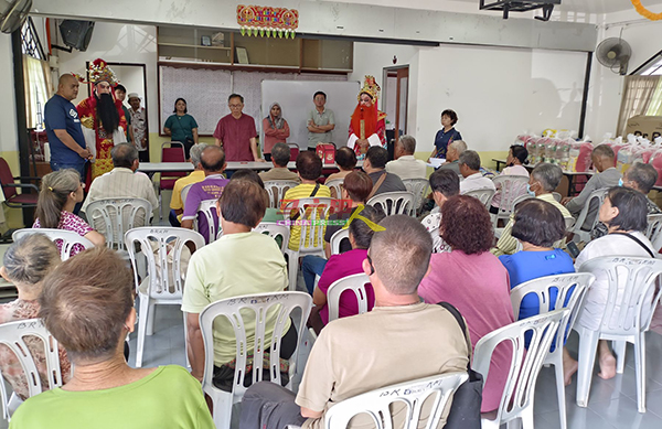 配合农历新年的来临，哥打拉沙马那州选区派发新年恩物，共有50人受惠。