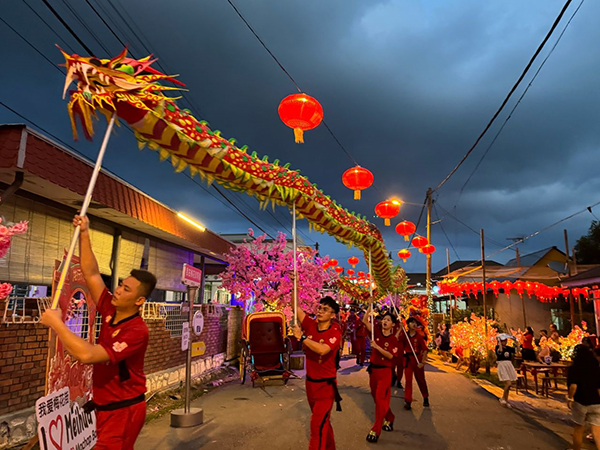 马接峇鲁红新月会龙狮团呈献舞龙表演，为新村添热闹。