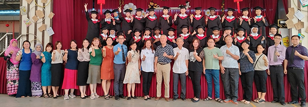 毕业生与嘉宾师长们。右7起杨秋霞、郑文通、朱隆生、李丽燕校长。