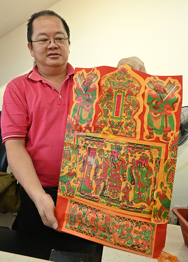 杨集坤展示一些家庭购买最传统的天公座。