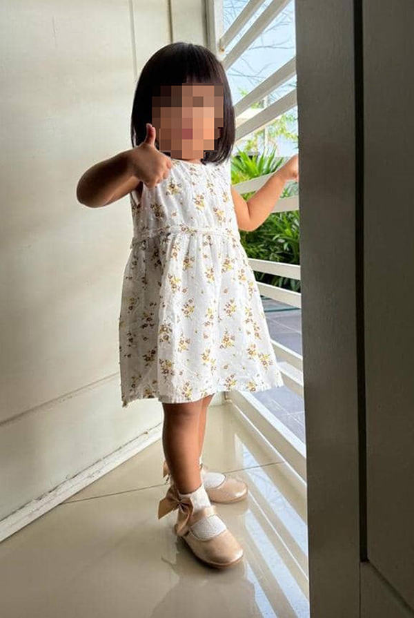 女婴于两年前被弃置在峇株安南洗衣篮子里，甲州社会及福利局通过报章寻找亲生家庭。