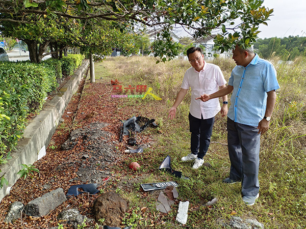蔡求伟（左起）及诺哈欣在路口附近的草地，发现许多汽车零件，相信是车祸后所留下。